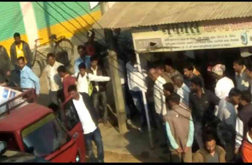 Drunken head constable नशे में चूर प्रधान आरक्षक ने बीच बाजार में मचाया उत्पात, ऑटो चालक को पीटा, पुलिस से भी उलझा