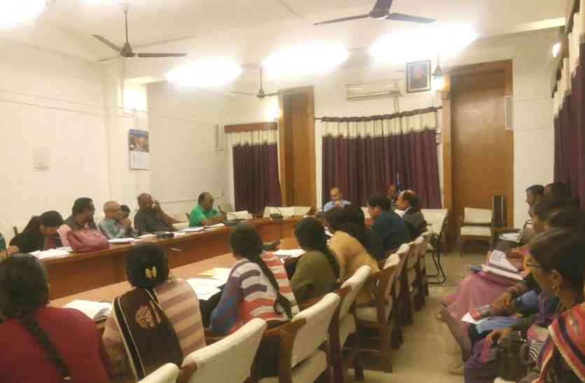 Notice on sharing iron tablets to pregnant women गर्भवती महिलाओं को आयरन गोलियां नहीं बांटने पर नोटिस