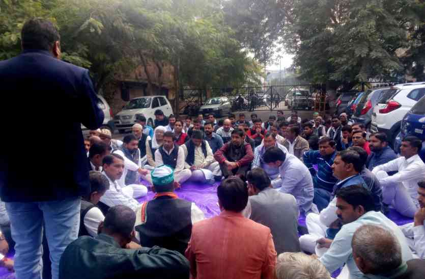 Noida Kisan नोएडा- भाजपा सरकार में खुश नहीं किसान, अधिकारियों पर लगाया गंभीर आरोप