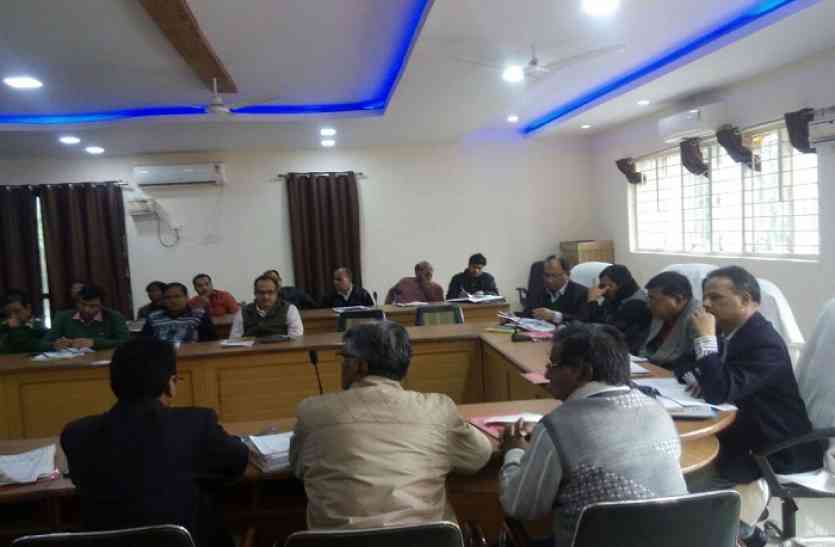 District Magistrate review meeting आईजीआरएस में हुईं शिकायत को लेकर डीएम ने की समीक्षा बैठक