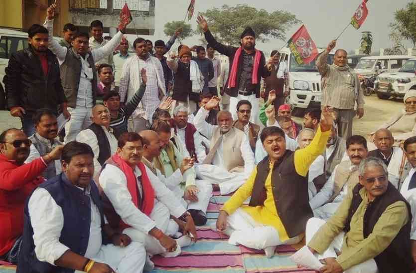 SP protest बिजली के दाम में बढ़ोतरी को लेकर सपा का जोरदार प्रदर्शन, बीजेपी सरकार को दी यह चेतावनी