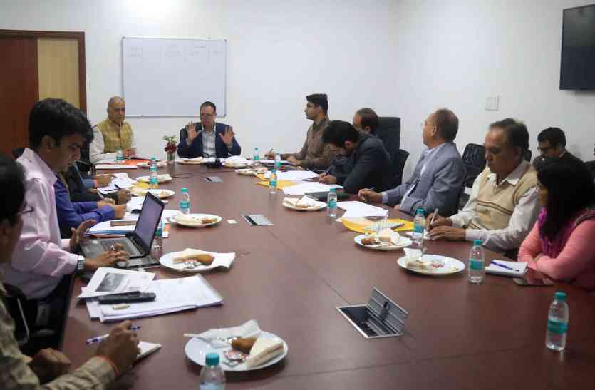 Smart City meeting in Udaipur उदयपुर में स्मार्ट सिटी की बैठक में बोर्ड अध्यक्ष डॉ. मंजीतसिंह बोले...हेरिटेज कामों की रफ्तार बढ़ाओ, शहर में दोगुनी कर दो सिटी बसें