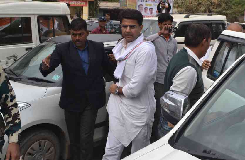 congress leaders trapped in traffic jam कांग्रेस प्रदेश अध्यक्ष फंसे जाम में, यातायात कर्मी देखते रहे