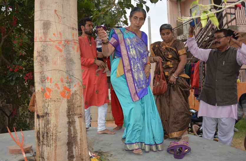 jasoda ben worshiped in alwar पर्स में ही पूजा की सामग्री रखतीं है प्रधानमंत्री की पत्नी, यहां दो घंटे तक की पूजा