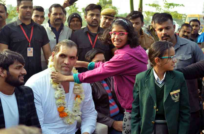 the great khali in udaipur video: राजस्थान में पहली बार यहां होने जा रही है वर्ल्ड रेसलिंग, द ग्रेट खली खुद देंगे विदेशी रेसलर को रिंग में चुनौती