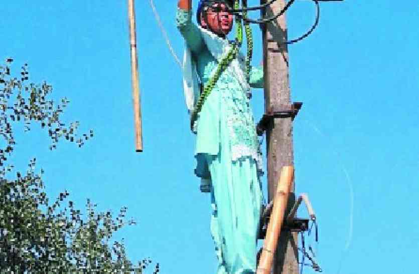 MPEB news,women was appointed to improve the fault and change the transformer,jabalpur shakti bhawan,shakti bhawan,Shakti Bhavan jabalpur,MPEB news,jabalpur mpeb,mp electricity bill view,madhya pradesh madhya kshetra vidyut vitaran company limited bhopal, madhya pradesh,madhya pradesh poorva kshetra vidyut vitaran company limited jabalpur, madhya pradesh,mp online electricity bill payment,mp online electricity bill payment,mpmkvvcl view bill,consumer number in electricity bill mp,electricity bill payment jabalpur,mp power transmission company limited vacancy,mpptcl mponline,mppkvvcl jabalpur,lady employee in mppkvvcl jabalpur,mpez jabalpur,electricity,Clean electricity, ये महिलाएं नहीं है किसी से कम, चढ़ गई बिजली के खंभों पर, वजह जानकर रह जाएंगे हैरान