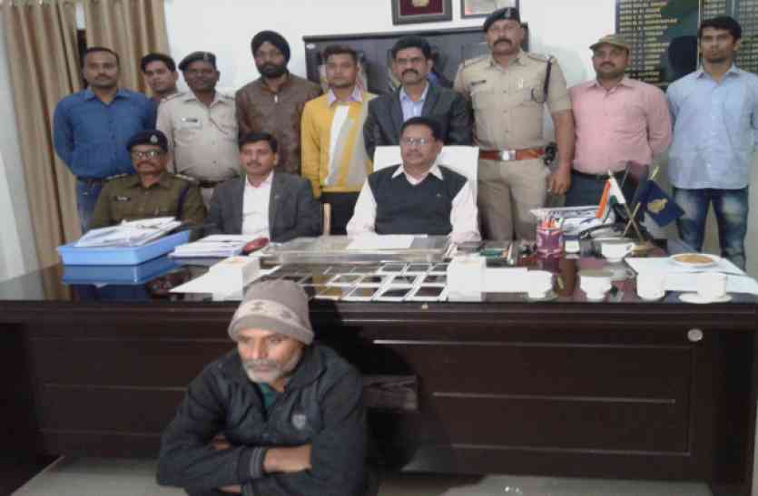 Mobile theft accused arrested रायपुर से अंबिकापुर के लिए चला 12 लाख के मोबाइल का लोकेशन मिल रहा यूपी-हरियाणा व दिल्ली में
