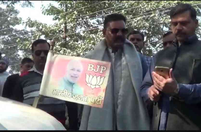 MP angered बीजेपी का झंडा टैक्सी में लगा देख भड़क उठे सांसद