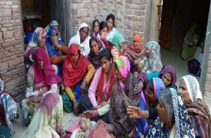 Killed bride for dowry दहेज़ के कारण विवाहिता को मार डाला
