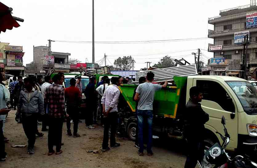 nagaur news नागौर में नगर परिषद टीम ने दुकानों के आगे से हटाए अस्थाई अतिक्रमण