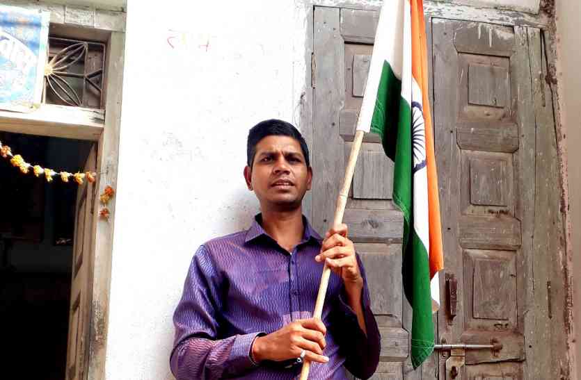 A country devotee, like this, fluttering every morning before God worshiping Tiranga एक देश भक्त ऐसा भी, हर सुबह ईश्वर पूजन से पहले फहराते हैं तिरंगा