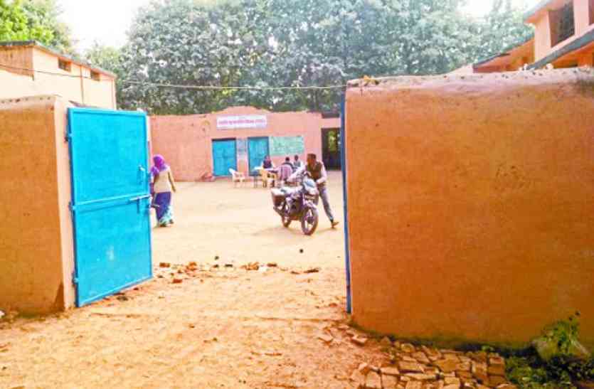 Building additional classes 2 km away from school स्कूल से दो किमी दूर अतिरिक्त कक्षाओं का निर्माण, तो कैसे हो पढाई