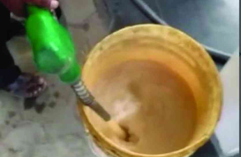 petrol video viral on internet Video: जब डीजल की जगह पंप ने दिया पानी, वायरल विडियो से वाहन चालकों में खलबली