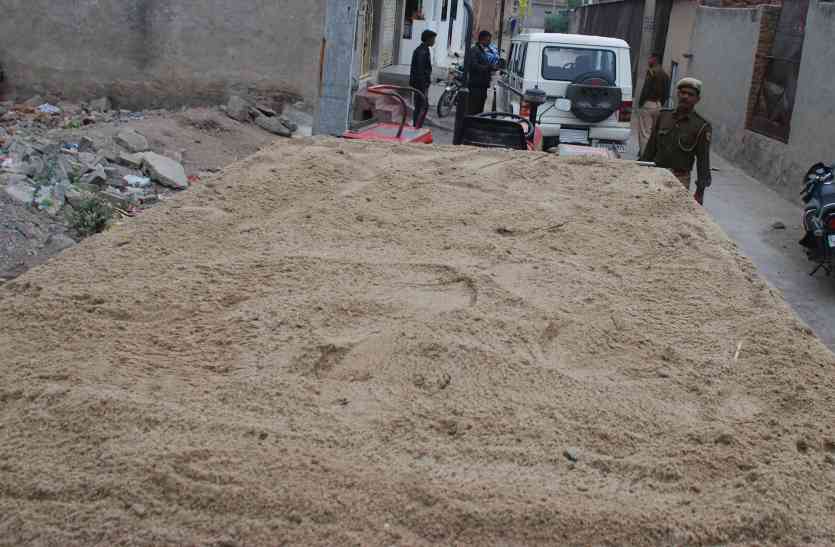 bajari khanan पुलिस चौकी के निकट बजरी का स्टॉक, पुलिस जानकर भी बन रही अनजान
