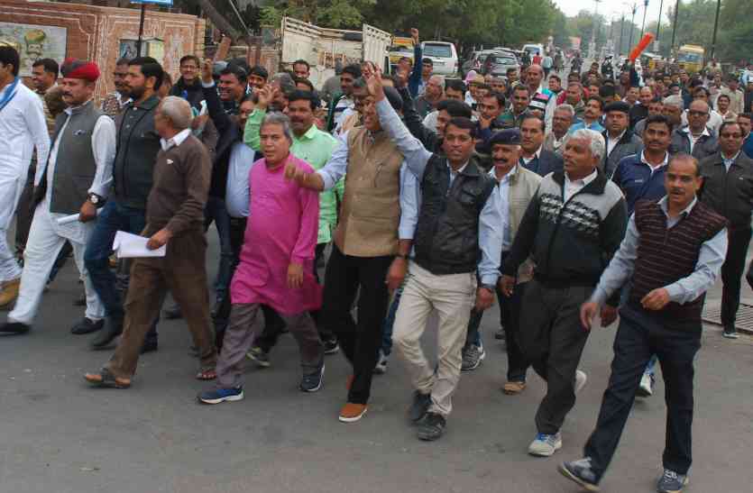 teachars पढे़ : केन्द्र के समान वेतन को लेकर शिक्षको ने भरी हुंकार, सरकार को दी ये चेतावनी