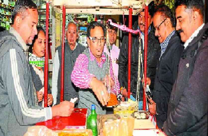 food यहां की लौंग सेव और पोहा वर्ल्ड फेमस है, 80 साल से डिमांड नहीं हुई कम
