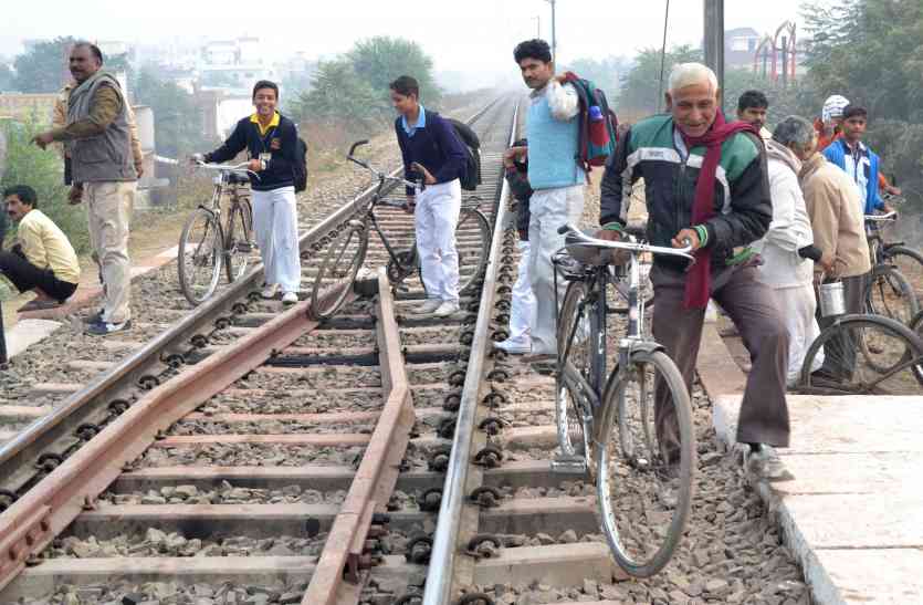 Rail line doubling रेलवे के इस कदम से चरमराई शहर की व्यवस्था, आधे से ज्यादा शहरी चल रहे पैदल, विकल्प खोजने में जुटा प्रशासन