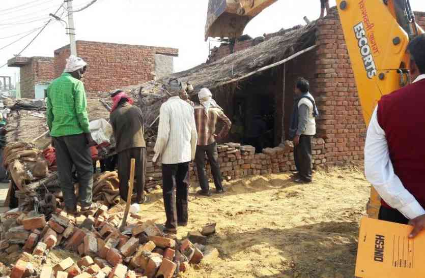 Encroachment demolition अतिक्रमण हटाने गई प्रशासन की टीम, ग्रामीणों ने लगाया ऐसा आरोप कि अधिकारी रह गए सन्न
