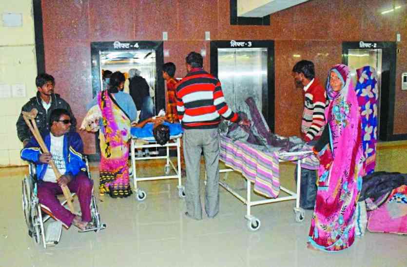 Only one lift is on Out of 8 Patients are engaged in queue BMC : यहां लिफ्ट के लिए लाइन में लगे रहते हैं लोग