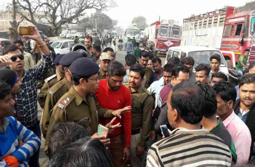 Road Accident at Bhopal-Jabalpur National Highway-12 today,National Highway jaam by hurled People, rows both vehicles on the road, recruited in injured medical college,NHAI,Road Accident in MP ,Road Accident in Jabalpur ,Dumpar Accident,Illegal sand loading-unloading ,illegal sand mining in Jabalpur,Latest News in Accident of MP,Latest News in Hindi,Jabalpur Police,MP Police,crime,accident,NHAI App,National High Authority of India's (NHAI),NHAI jabalpur,MP NHAI,nh 12,bhopal jabalpur highway, डंपर की टक्कर से उछलकर गिरा बाइक सवार किसान, ये हुआ हाल