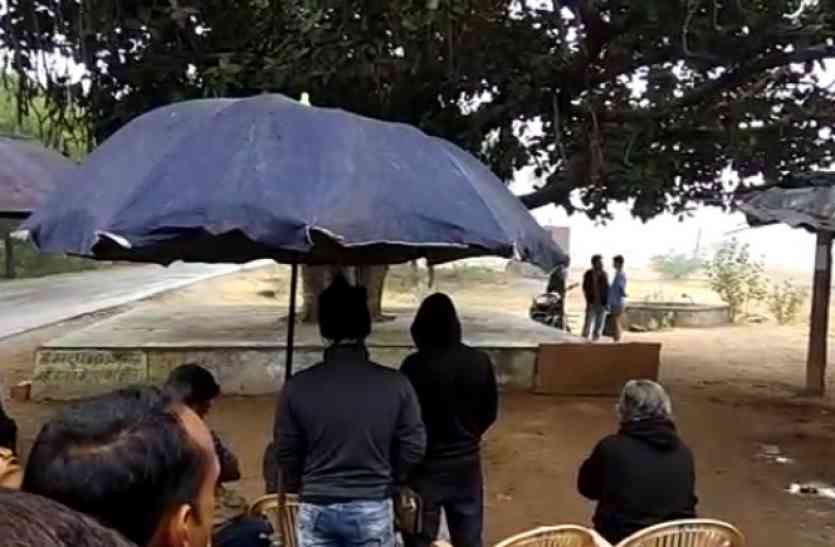 film shooting in udaipur video: फिल्मी बदमाशों से छुड़ाकर पिता ने बेटे को भेजा स्कूल, फिर बदमाशों काेे सुनाई खरी-खरी