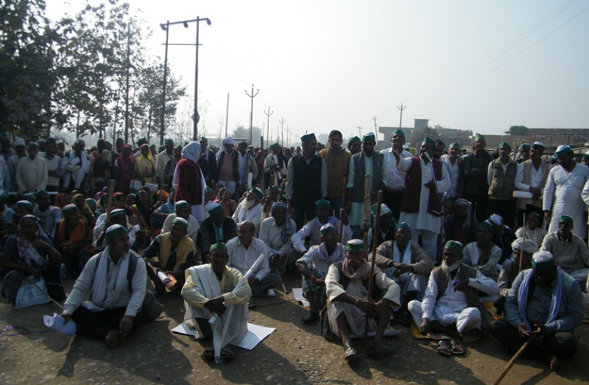 Protest मांगें पूरी नहीं होने पर सड़क पर उतरा भारतीय किसान यूनियन, नौगढ़- बांसी मार्ग पर लगाया जाम