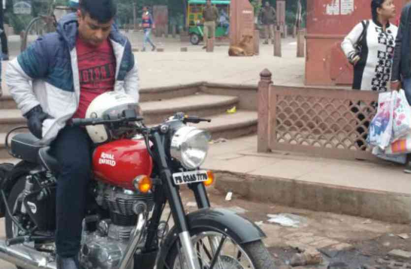 SSP, SSP Agra,Tajmahal, SSPAmit, Policing, tajmahal, SSP, Policing, ssp agra, Agra fort, ips Amit Pathak, shahganj policeman, up police constable, shahganj police constable, up police, agra police, ssp whatsapp एसएसपी ने पुलिसकर्मी पर आखिर क्यों दिए मुकदमा दर्ज करने के निर्देश, जानिए