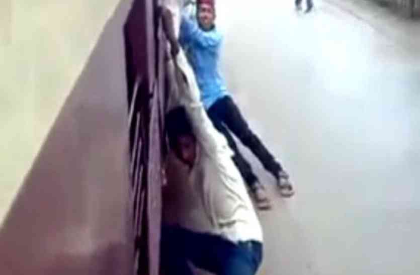 stunt-in-train- Stunt in train:ट्रेन में हो रहा था नाच-गाना, झूमकर नाचते-नाचते युवक गेट पर करने लगा स्टंट, फिर सामने आया यह डरावना सच...