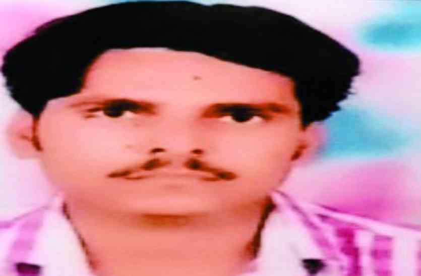 man committed suicide, committed suicide, government teacher committed suicide, teacher cut own neck by blade, suicide by jump from roof, gwalior news, datia news, gwalior news in hindi, mp news शिक्षक ने छत से लगा दी छलांग फिर भी बच गया तो ब्लेड से रेत डाला खुद का गला, वजह सुनकर सहम जाएंगे