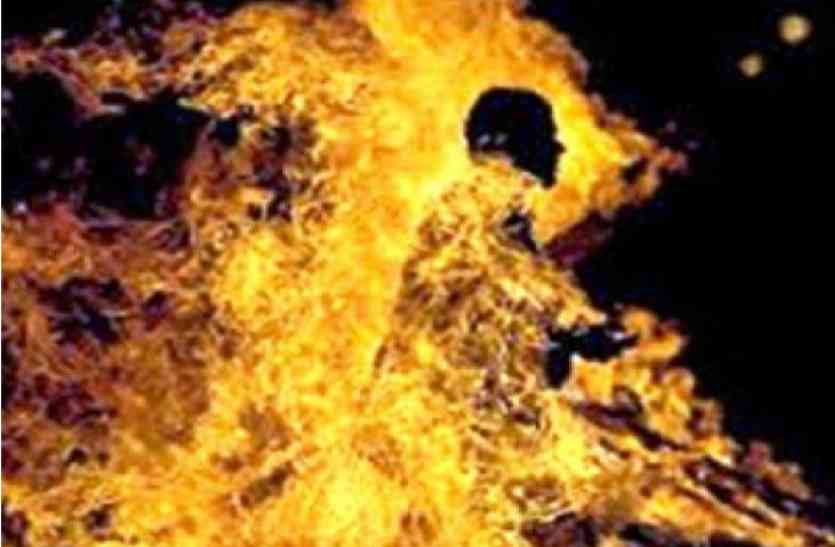 Youth Commit Suicide in Jaipur Girlfriend did not pick up phone Youth did self Suicide प्रेमिका ने फोन नहीं उठाया तो युवक ने किया आत्मदाह, पेट्रोल छिड़ककर लगाई आग