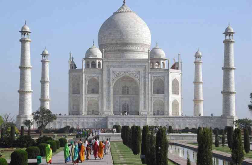tajmahal, cisf, cisf constable, tajmahal agra, tourists, tourist bag of rupee, uro, foreign tourist, belgium tourist, taj mahal ताजमहल पर सीआईएसएफ के जवान ने कर दिखाया कुछ ऐसा, हो रही तारीफ