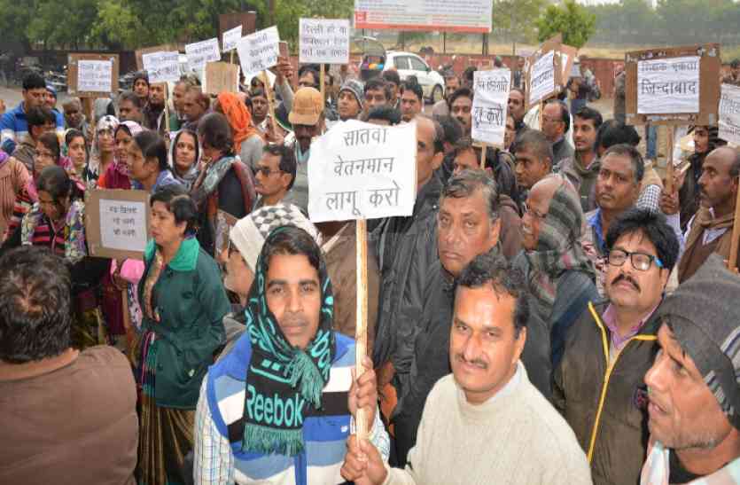 सातवें वेतनमान को जनवरी 2016 से लागू करने सहित कई अन्य मांगों को लेकर गुरूजी खासे नाराज हैं। गुरूजी अब सरकार पर बरस रहे हैं। कभी नेताओं को ज्ञापन देकर तो कभी आक्रोश रैली निकाल कर। आक्रोश रैली में तो गुरूजी इतने भड़के कि सरकार को बेईमान करार दे दिया। इतना ही नहीं गुरूजी ने कहा कि यह सरकार पहले वादा करती है फिर खुद ही मुकर जाती है। काम ऐसा करती है कि कोहनी पर गुड़ लगाती है। जो ना खाया जा सकता है ना निगला जा सकता है। बस देख-देख कर ललचाया जा सकता है। अब ऐसी सरकार को नहीं चलने दिया जाएगा। मांगें नहीं मानी तो सभी शिक्षक मिलकर उग्र आन्दोलन करेंगे। इससे पहले बारां में राजस्थान शिक्षक संघ राष्ट्रीय के प्रांतव्यापी आंदोलन के तृतीय चरण में संभाग संगठन मंत्री त्रिलोक शर्मा व जिलाध्यक्ष महावीर मीणा के नेतृत्व में सातवां वेतनमान जनवरी 2016 से लागू करवाने सहित पांच सूत्रीय मांगों को लेकर बारां में शिक्षकों ने रैली निकालकर कलक्ट्री कार्यालय पर प्रदर्शन किया। शिक्षकों ने इस दौरान आक्रोश जताया और जमकर नारेबाजी की। संगठन के प्रतिनिधिमंडल ने मुख्य सचिव के नाम पांच सूत्री मांग पत्र का ज्ञापन जिला कलेक्टर को सौपा। जिलामंत्री बृजगोविंद टेलर ने बताया कि रैली श्रीराम स्टेडियम से रवाना होकर प्रताप चौक, दीनदयाल पार्क, खजूरपूरा तिराहा, चारमूर्ति चौराहा होते हुए कलेक्ट्री कार्यालय पर पहुंची। शिक्षकों ने सरकार के खिलाफ जमकर नारेबाजी की । रैली निकालते समय शिक्षक सातवां वेतनमान लागू करो, पीपीपी मोड बंद करो, के नारे लगा रहे थे तथा तख्तियां व बैनर हाथों में लेकर चल रहे थे। रैली को संबोधित करते हुए प्रदेश उपाध्यक्ष दिनेश स्वर्णकार ने कहा कि सरकार ने शिक्षक कर्मचारियों के साथ छलावा करते हुए सातवां वेतनमान आधा.अधूरा दिया। उन्होंने कहा कि यदि सरकार ने शिक्षकों की जायज मांगों को नहीं माना तो संगठन भविष्य में उग्र आंदोलन की रणनीति तैयार करेगा। रैली में जिला सभाध्यक्ष गिरिराज नागर, जिला मंत्री बृजगोविंद टेलर, जिला उपाध्यक्ष नाथू लाल नागर,विपिन जैन, शिवदान सिंह मीणा, बृजेंद्र बहादुर सिंह,वरिष्ठ उपाध्यक्ष रामकिशन नागर, अध्यक्ष राजेंद्र गोचर, मंत्री महावीर मालव, गायत्री गोरिया, अनुराधा शर्मा, शमीम बानो सहित सैकड़ों शिक्षक मौजूद थे। कोहनी पर गुड़ लगाती है यह सरकार, पहले वादा करती है फिर मुकरती है...क्यों आक्रोशित हैं शिक्षक जानिए