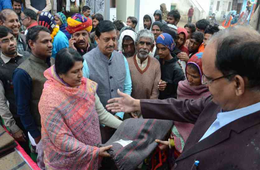 कपड़ों का वितरण मौसम की मार झेल रहे बेसहारा ओर असहायो के लिए सहारा बनेगा कपड़ा बैंक