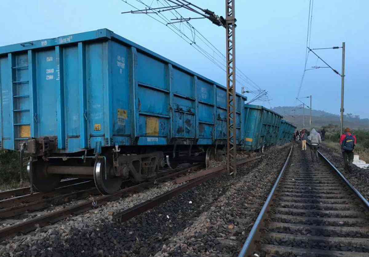 मालगाड़ी फिर बेपटरी, केके मार्ग की टे्रनें रद्द