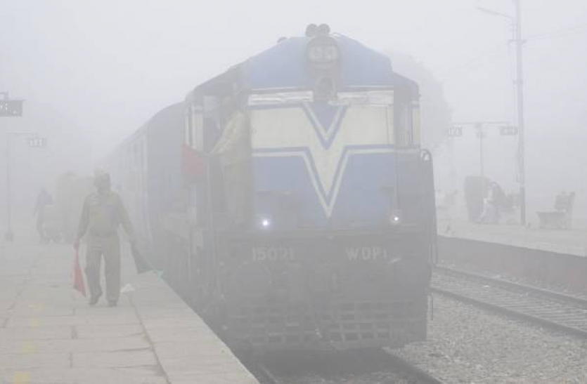 trains canceled प्रयाग स्टेशन पर ट्रेन रद्द होने पर यात्रियो ने किया बवाल, रेलवे प्रशासन के छूटे पसीने