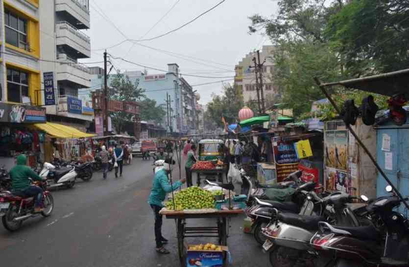 patrika ट्रेफिक के साथ क्या-क्या सड़क पर... ५० फीट से हो गई ३० फीट