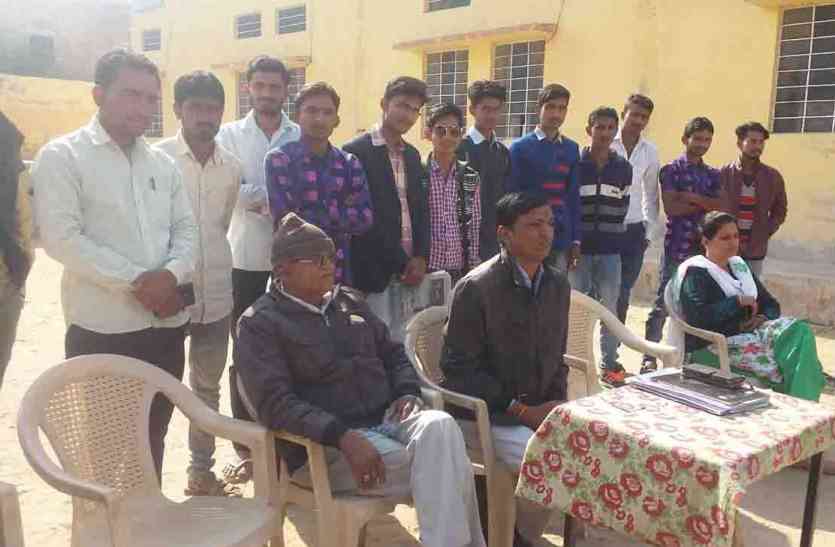 display छात्रावास के चौकीदार व वार्डन के गैर जिम्मेदाराना रवैये से भड़के छात्र