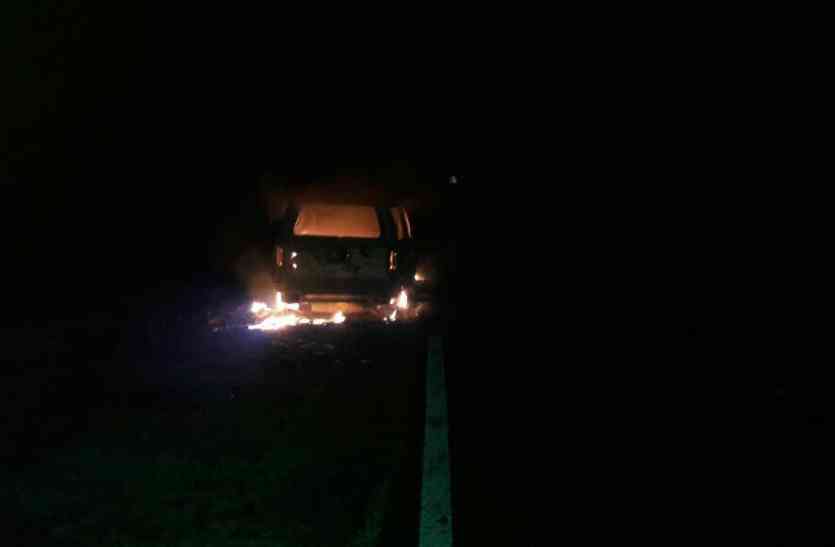 When the moving car took fire in the flames जब चलती कार को आग की लपटों ने अपनी चपेट में ले लिया