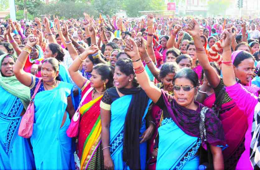 बर्खास्तगी नोटिस का नहीं दिखा असर, आंगनबाड़ी कार्यकर्ताओं व सहायिकाओं ने महारैली निकालकर जताया आक्रोश बर्खास्तगी नोटिस का नहीं दिखा असर, आंगनबाड़ी कार्यकर्ताओं व सहायिकाओं ने महारैली निकालकर जताया आक्रोश