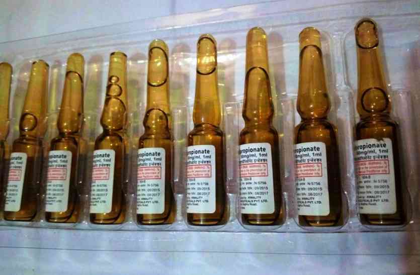 pharmacist and doctor not solve patients problem in gonda फार्मासिस्ट मरीजों के साथ कर रहे खिलवाड़, शिकायत करने पर फाड़ा पर्चा