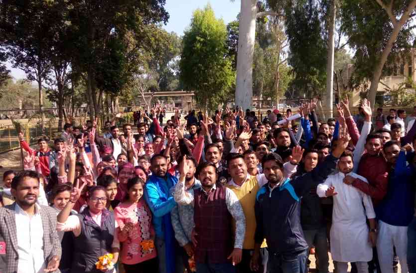 student Video: कालेजों में रहा जश्न का रहा महौल, फीस वृद्धि का निर्णय वापस