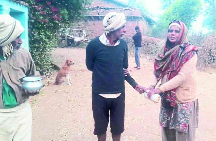 Clean India Mission Campaign in panna खुले में शौच जाने वालों को कार्रवाई की हिदायत देकर छोड़ा