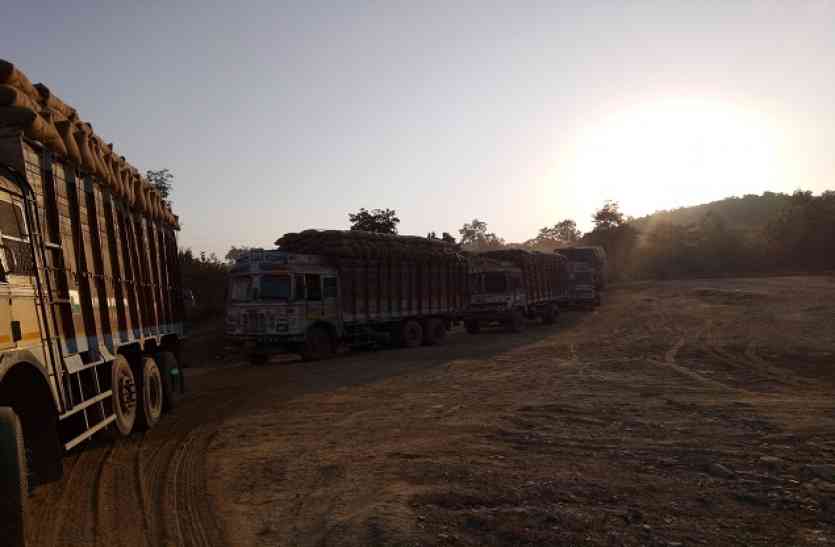balaghat news धान की हो रही खरीदी, परिवहन हो रहा धीमा