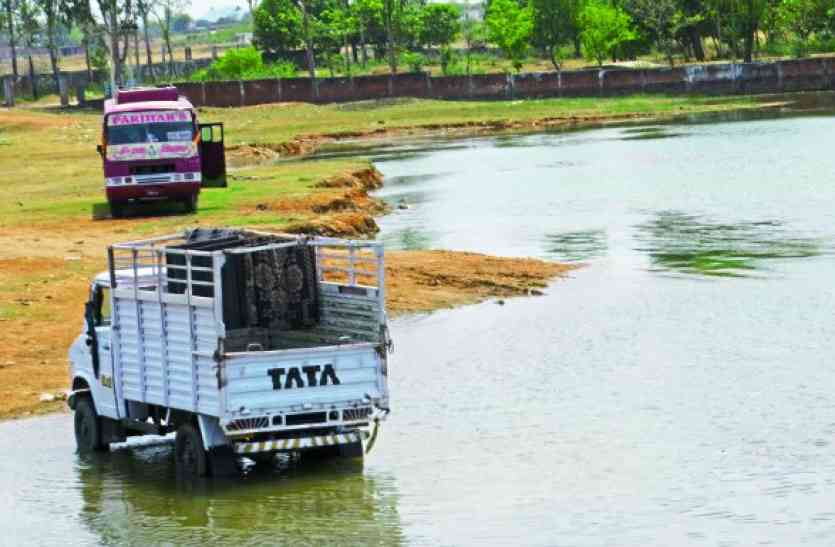 Natural reservoir in sidhi madhya pradesh ताक पर NGT के निर्देश, वाहन धुलाई से दूषित हो रहे प्राकृतिक जलाशय