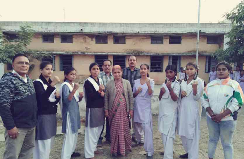 Do not go behind the girls in these districts कराते में पीछे नहीं जिले की ये छात्राएं