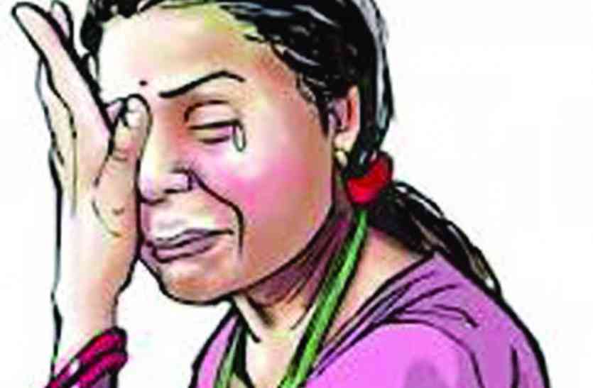 On the day of the holiday, call the women staff office ... अवकाश के दिन महिला कर्मचारी को कार्यालय बुलाकर...