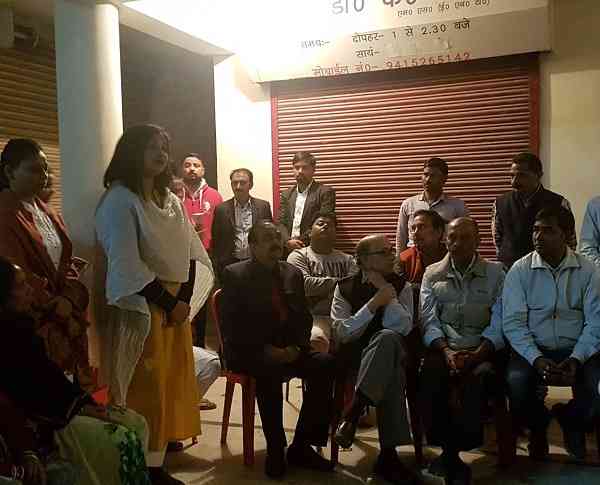 कांग्रेसजनों की बैठक में शालिनी और अंकिता
