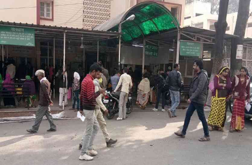 hamidia hospital सुलतानियां अस्पताल में निरीक्षण करने पहुंचे जुलानियां, मरीजों से पूछी परेशानी डॉ. से कहा व्यवस्था दुरुस्त करें