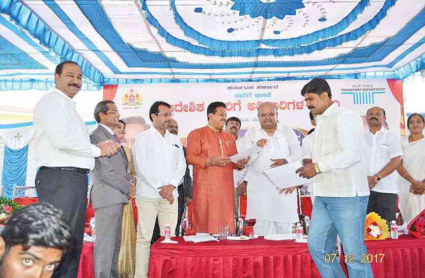 Transport Minister, H.M.Revanna जनवरी से सडक़ों पर दौड़ेंगी गुलाबी सीटों वाली बसें: मंत्री