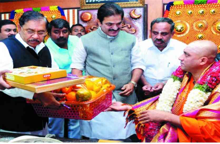 KC Venugopal आदिचुनचनगिरी मठ प्रमुख से मिले वेणुगोपाल, परमेश्वर